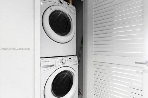 Condo in Miami, Florida, 1 bedroom  № 1977233 - photo 21