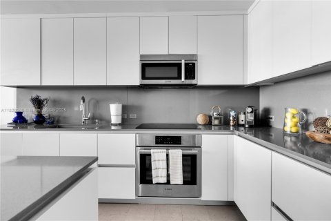 Condo in Miami, Florida, 1 bedroom  № 1977233 - photo 12