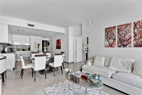 Condo in Miami, Florida, 1 bedroom  № 1977233 - photo 9