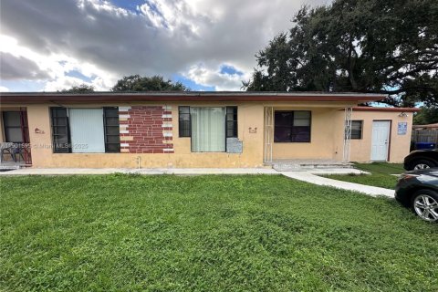 Casa en alquiler en Miami, Florida, 2 dormitorios, 251.95 m2 № 1953194 - foto 1