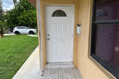 Casa en alquiler en Miami, Florida, 2 dormitorios, 251.95 m2 № 1953194 - foto 3