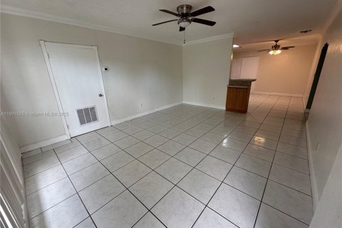 Casa en alquiler en Miami, Florida, 2 dormitorios, 251.95 m2 № 1953194 - foto 4