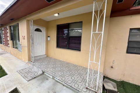 Casa en alquiler en Miami, Florida, 2 dormitorios, 251.95 m2 № 1953194 - foto 2