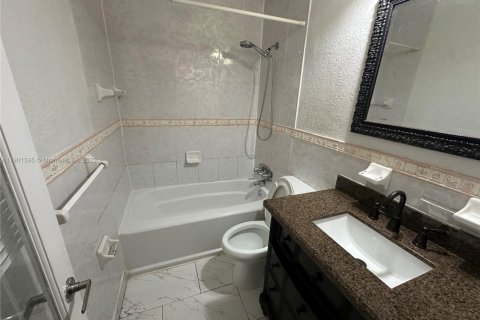 Casa en alquiler en Miami, Florida, 2 dormitorios, 251.95 m2 № 1953194 - foto 11