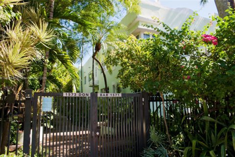 Снять в аренду кондоминиум в Майами-Бич, Флорида 1 спальня, 55.74м2, № 1953993 - фото 1