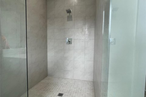 Casa en alquiler en Miami, Florida, 4 dormitorios, 220.92 m2 № 1221556 - foto 1