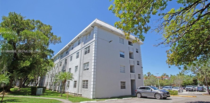 Apartment in Palmetto Bay, Florida 2 bedrooms, 74.41 sq.m. № 2003073