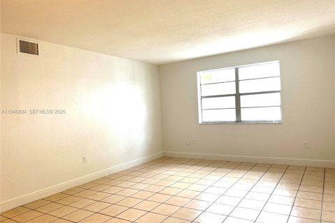 Apartment in Palmetto Bay, Florida 2 bedrooms, 74.41 sq.m. № 2003073 - photo 12