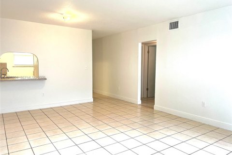 Apartment in Palmetto Bay, Florida 2 bedrooms, 74.41 sq.m. № 2003073 - photo 13