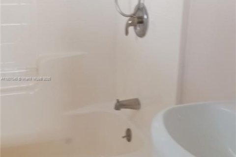 Купить виллу или дом в Лодерхилл, Флорида 1 комната, 123.28м2, № 2054920 - фото 10