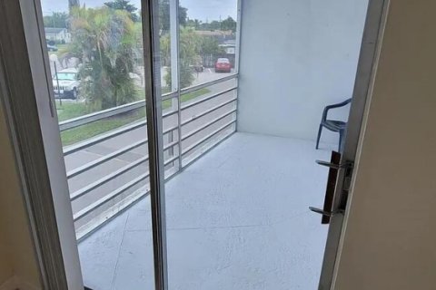 Condo in Margate, Florida, 1 bedroom № 2175454 - photo 10