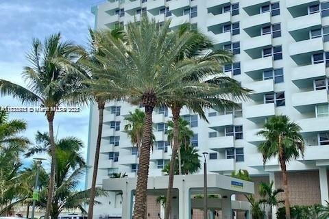 Condo in Miami Beach, Florida, 1 bedroom  № 1703439 - photo 21