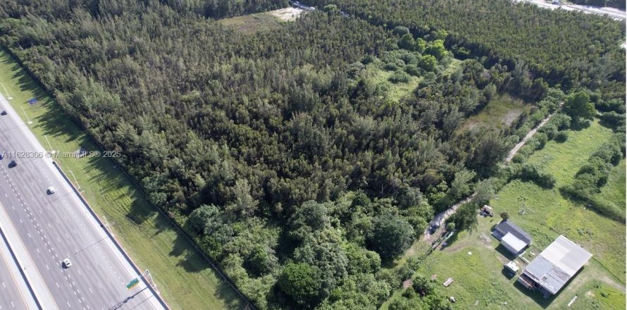 Commercial property in Doral, Florida № 1957373