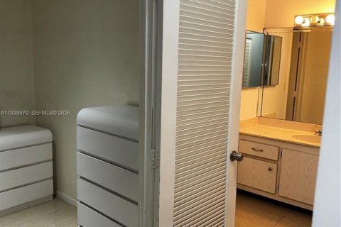 Купить кондоминиум в Холливуд, Флорида 2 спальни, 117.99м2, № 2088777 - фото 11