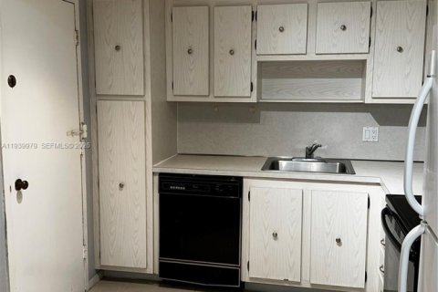 Купить кондоминиум в Холливуд, Флорида 2 спальни, 117.99м2, № 2088777 - фото 24