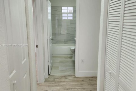 House in Miami, Florida 3 bedrooms, 153.47 sq.m. № 2024258 - photo 10