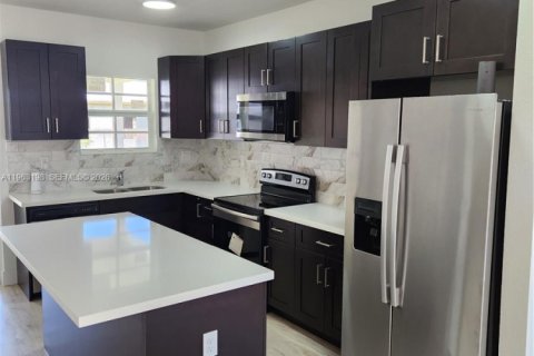 House in Miami, Florida 3 bedrooms, 153.47 sq.m. № 2024258 - photo 2