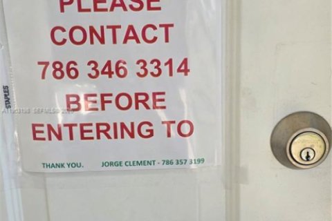 House in Miami, Florida 3 bedrooms, 153.47 sq.m. № 2024258 - photo 21