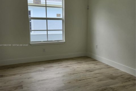 House in Miami, Florida 3 bedrooms, 153.47 sq.m. № 2024258 - photo 16