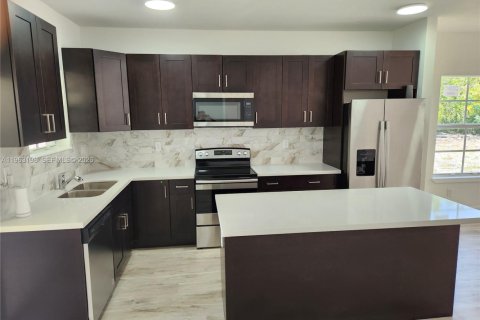 House in Miami, Florida 3 bedrooms, 153.47 sq.m. № 2024258 - photo 3