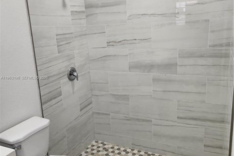 House in Miami, Florida 3 bedrooms, 153.47 sq.m. № 2024258 - photo 8