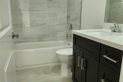 House in Miami, Florida 3 bedrooms, 153.47 sq.m. № 2024258 - photo 18