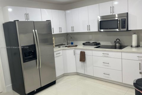 Villa ou maison à vendre à Hialeah, Floride: 5 chambres, 242.47 m2 № 1955497 - photo 2