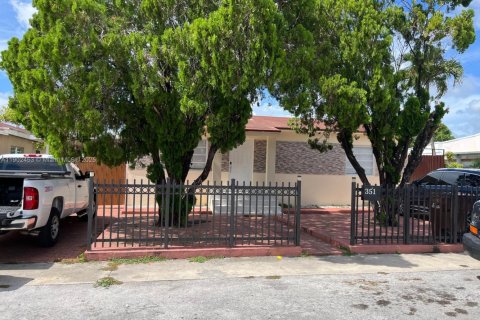 Villa ou maison à vendre à Hialeah, Floride: 5 chambres, 242.47 m2 № 1955497 - photo 1