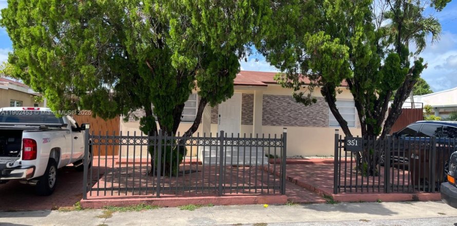 Villa ou maison à Hialeah, Floride 5 chambres, 242.47 m2 № 1955497