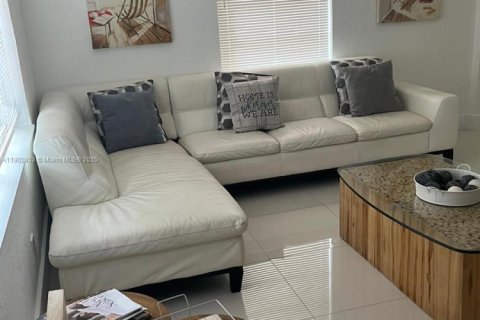 Villa ou maison à vendre à Hialeah, Floride: 5 chambres, 242.47 m2 № 1955497 - photo 4