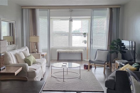 Copropriété à louer à Miami, Floride: 1 chambre, 76.64 m2 № 2065375 - photo 2