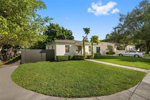 Villa ou maison à vendre à South Miami, Floride: 2 chambres, 76.64 m2 № 1949778 - photo 2