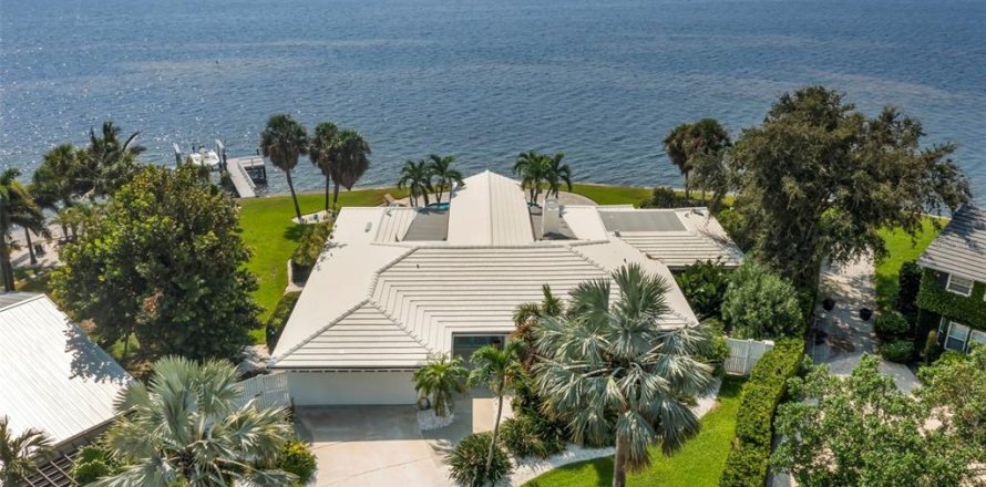 Casa en Saint Petersburg, Florida 3 dormitorios, 312.15 m2 № 1336680