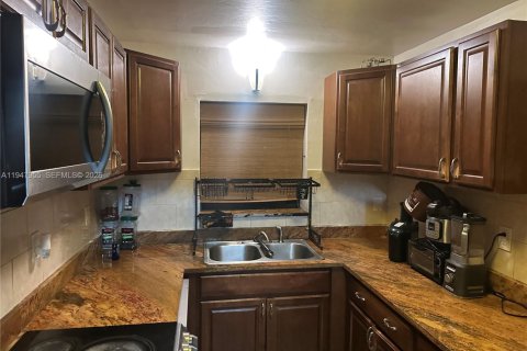 Дом в Холливуд, Флорида 3 спальни, 146.6м2 № 2004040