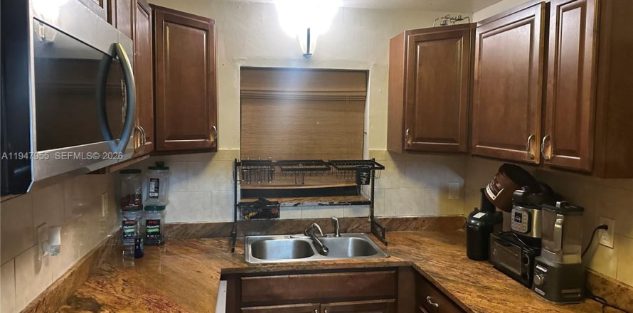 Дом в Холливуд, Флорида 3 спальни, 146.6м2 № 2004040