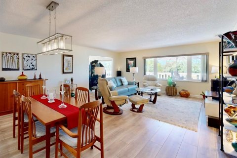 Condo in Belleair Bluffs, Florida, 2 bedrooms  № 1783248 - photo 9