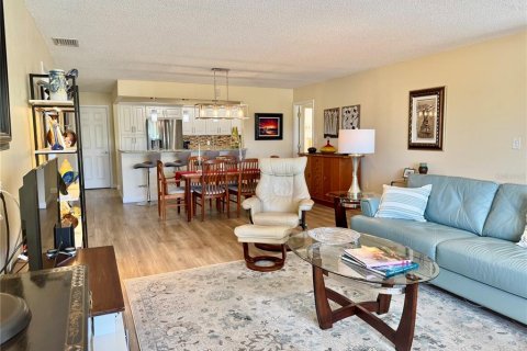 Condo in Belleair Bluffs, Florida, 2 bedrooms  № 1783248 - photo 12