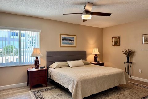Condo in Belleair Bluffs, Florida, 2 bedrooms  № 1783248 - photo 14