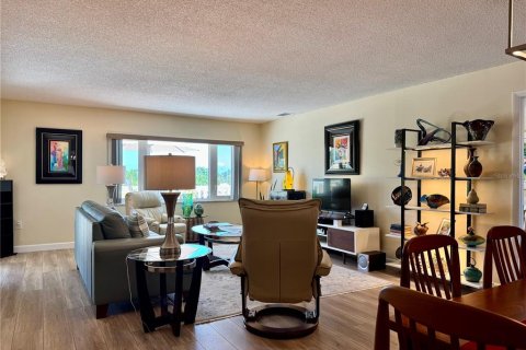 Condo in Belleair Bluffs, Florida, 2 bedrooms  № 1783248 - photo 11
