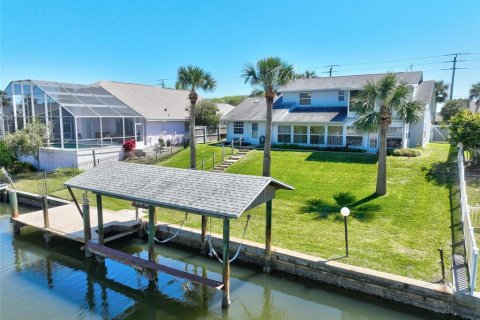House in Palm Coast, Florida 3 bedrooms, 240.99 sq.m. № 1591364 - photo 1