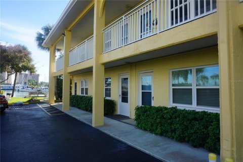 Condominio en alquiler en Treasure Island, Florida, 1 dormitorio, 53.88 m2 № 1835954 - foto 1