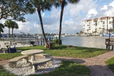 Condominio en alquiler en Treasure Island, Florida, 1 dormitorio, 53.88 m2 № 1835954 - foto 5