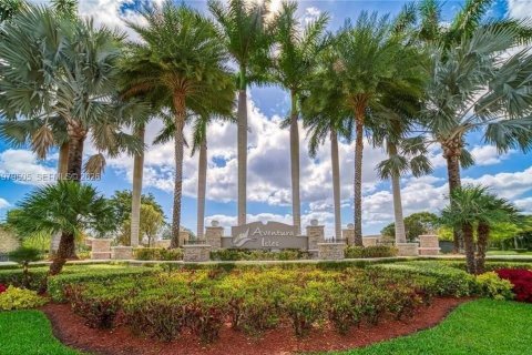 House in Miami, Florida 4 bedrooms, 234.49 sq.m. № 2046163 - photo 3