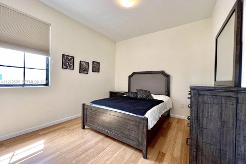 House in Miami, Florida 4 bedrooms, 234.49 sq.m. № 2046163 - photo 19