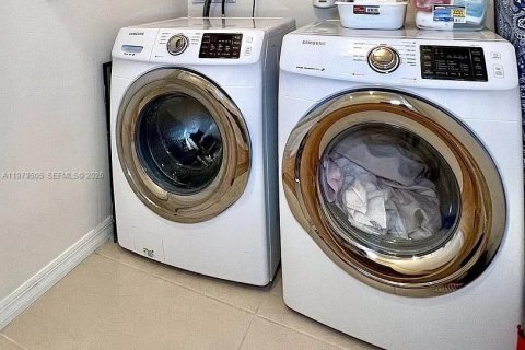 House in Miami, Florida 4 bedrooms, 234.49 sq.m. № 2046163 - photo 27