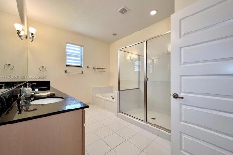 House in Miami, Florida 4 bedrooms, 234.49 sq.m. № 2046163 - photo 26