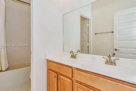 House in Miami, Florida 4 bedrooms, 234.49 sq.m. № 2046163 - photo 23