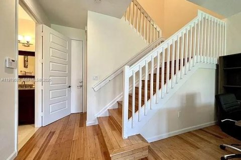 House in Miami, Florida 4 bedrooms, 234.49 sq.m. № 2046163 - photo 16