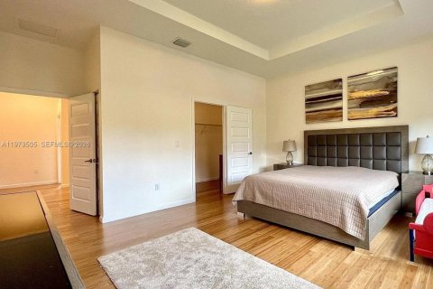 House in Miami, Florida 4 bedrooms, 234.49 sq.m. № 2046163 - photo 18