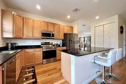 House in Miami, Florida 4 bedrooms, 234.49 sq.m. № 2046163 - photo 4